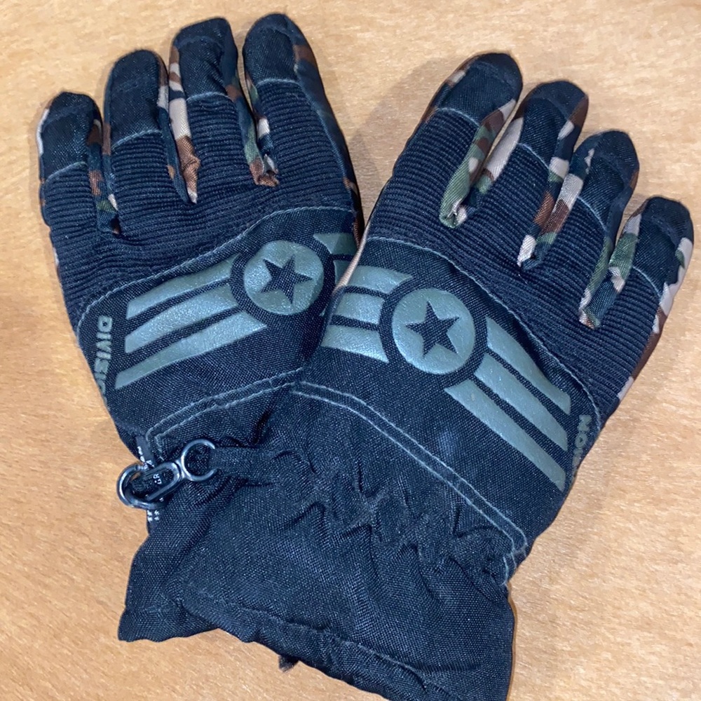 Division boys ski gloves size 4-7 in black